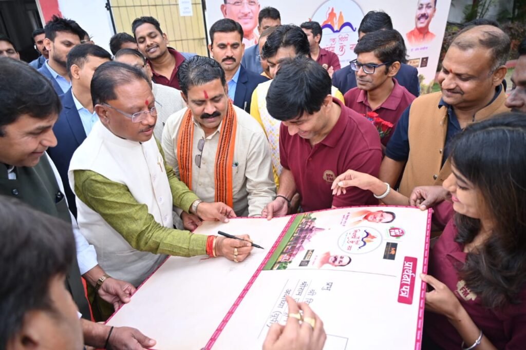 मुख्यमंत्री विष्णु देव साय ने जय श्री राम के उद्घोष के साथ राम रथ को झंडी दिखाकर किया रवाना, रथ के जरिये अयोध्या भेजा मनोकामना संदेश 2 1705646451 d837b88c9a20414ccdb9