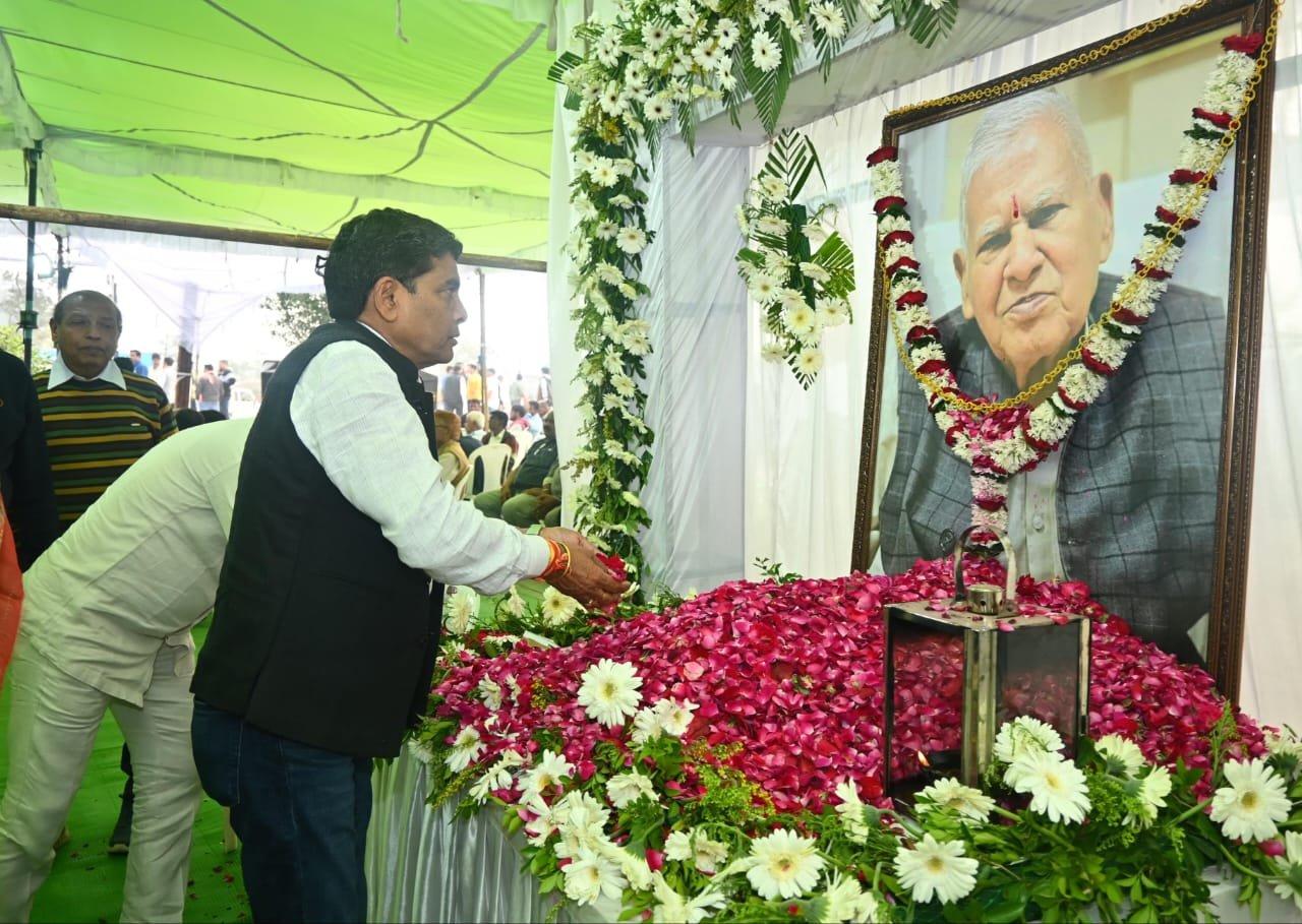 राजस्व एवं आपदा प्रबंधन और खेलकूद एवं युवा कल्याण मंत्री टंकराम वर्मा आज पूर्व मुख्यमंत्री भूपेश बघेल के पिता स्व. श्री नंदकुमार बघेल के दशगात्र कार्यक्रम में शामिल हुए<br> 1 1705665138 f916decf343841679721
