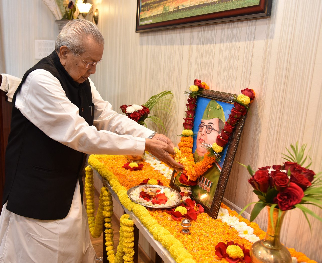 रायपुर : राज्यपाल श्री विश्वभूषण हरिचंदन ने नेताजी सुभाषचंद्र बोस की जयंती पर उन्हें नमन किया 1 1705995733 c8a70821b7977227a263