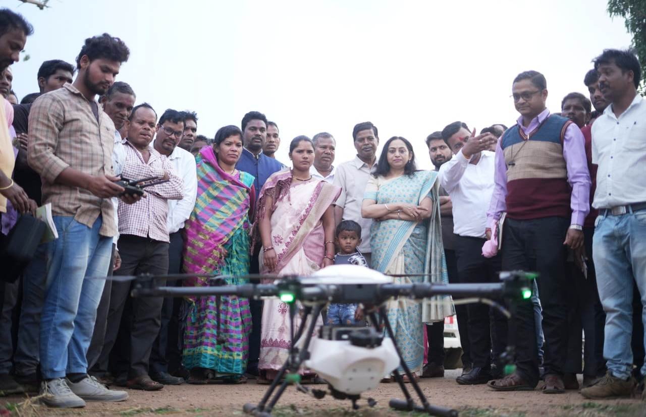 विकसित भारत संकल्प यात्रा: भारत सरकार की संयुक्त सचिव ने जोडेकेरा में किसानों के संग देखी ड्रोन द्वारा कृषि की तकनीक<br> 1 1706026007 5683b265a4fea7639b84