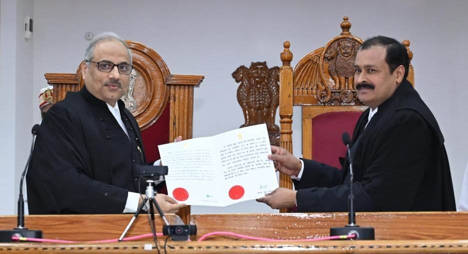 छत्तीसगढ़ उच्च न्यायालय बिलासपुर के नव नियुक्त अतिरिक्त न्यायाधीश श्री अरविंद कुमार वर्मा ने ली पद की शपथ 1 1706028538 e138534fb62a5584b151