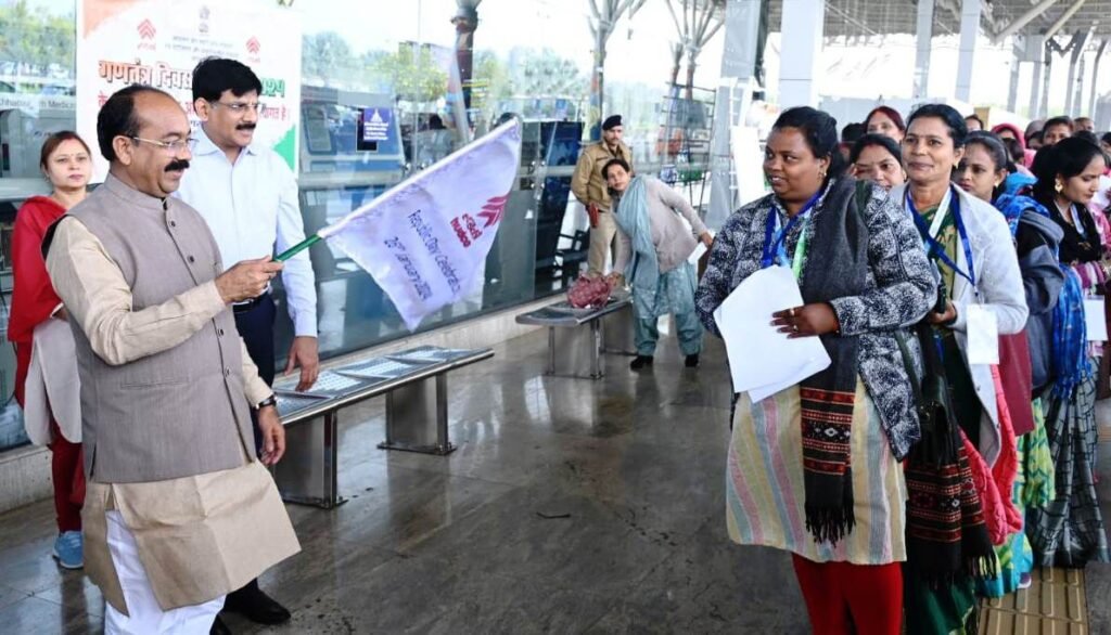 उप मुख्यमंत्री अरुण साव ने विशेष अतिथि के रूप में नई दिल्ली में गणतंत्र दिवस परेड देखने जा रहीं स्वच्छता दीदियों को झंडी दिखाकर किया रवाना 4 1706083459 8629d7567257eddf30ba8788010795205827877