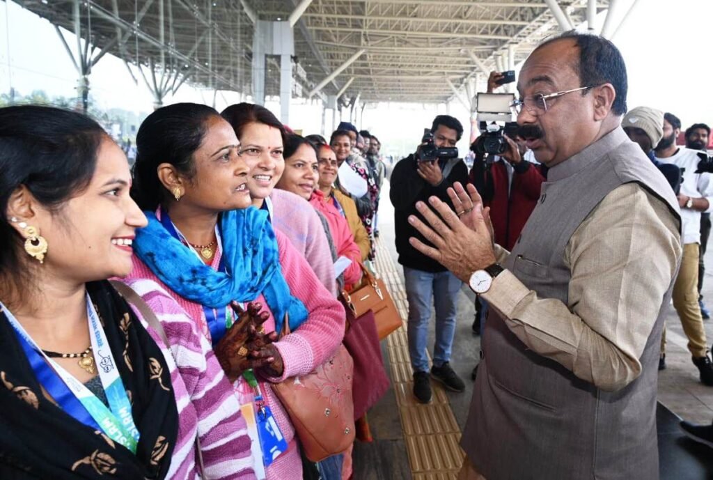 उप मुख्यमंत्री अरुण साव ने विशेष अतिथि के रूप में नई दिल्ली में गणतंत्र दिवस परेड देखने जा रहीं स्वच्छता दीदियों को झंडी दिखाकर किया रवाना 2 1706083478 9633bb7292cc05ac7c778972017439564570449