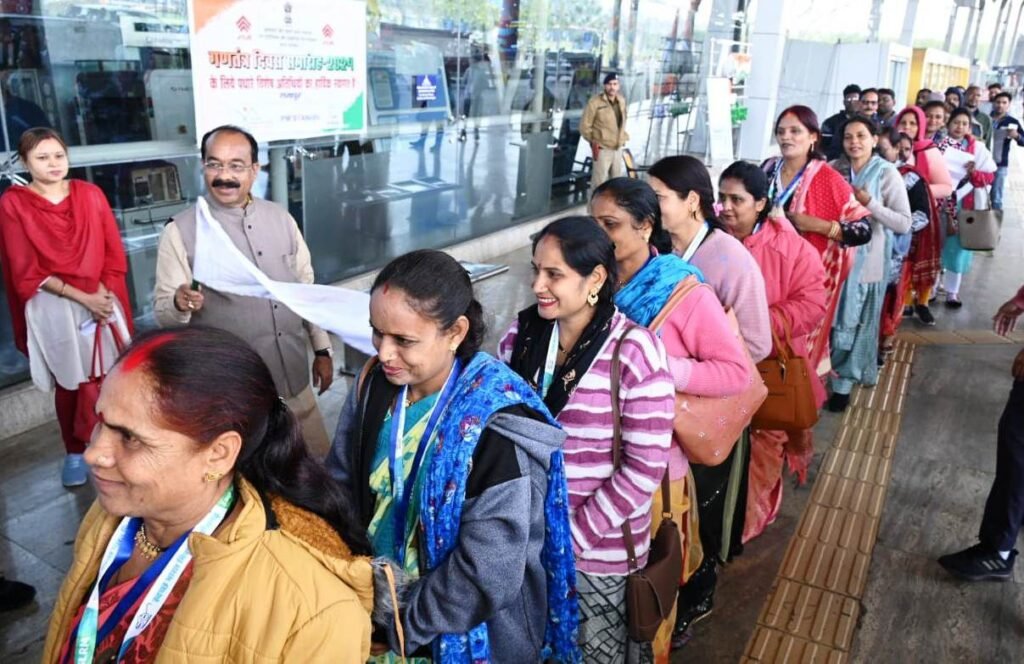 उप मुख्यमंत्री अरुण साव ने विशेष अतिथि के रूप में नई दिल्ली में गणतंत्र दिवस परेड देखने जा रहीं स्वच्छता दीदियों को झंडी दिखाकर किया रवाना 3 1706083498 534050437dad06b48c283784603704238628232