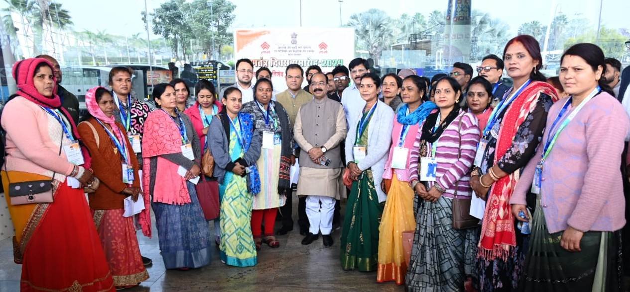 उप मुख्यमंत्री अरुण साव ने विशेष अतिथि के रूप में नई दिल्ली में गणतंत्र दिवस परेड देखने जा रहीं स्वच्छता दीदियों को झंडी दिखाकर किया रवाना 1 1706083542 ddb160c1ebf7bd0acf5c