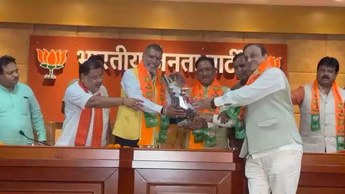 छत्तीसगढ़ कांग्रेस पार्टी को बड़ा झटका: दो पूर्व विधायकों सहित सैकड़ों कांग्रेसियो ने थामा भाजपा का दामन, सीएम विष्णुदेव साय ने सभी को पार्टी का गमछा पहनाकर दिलाई सदस्यता 1 3542809 untitled 14 copy