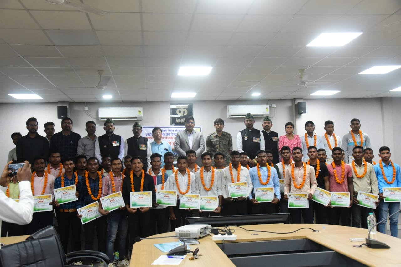 अग्निवीर हेतु चयनित जिले के 37 युवाओं को कलेक्टर और एसपी द्वारा किया गया सम्मानित 1 1709543719 0d6a48190ada1eca6659