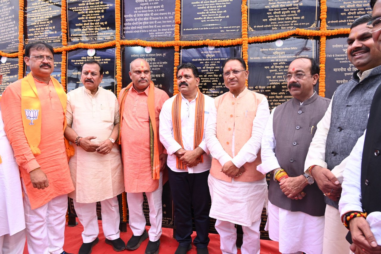 मुख्यमंत्री विष्णु देव साय ने आज छत्तीसगढ़ स्वामी विवेकानंद तकनीकी विश्वविद्यालय भिलाई में आयोजित कार्यक्रम में 268.54 करोड़ रूपए की लागत के 26 कार्यों का लोकार्पण और भूमिपूजन किया<br> 1 1709545841 4e806890d6f8a010bb87