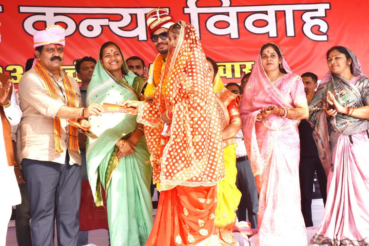 मुख्यमंत्री कन्या विवाह योजना: सामाजिक रीति-रिवाज से 290 जोड़े बंधे परिणय-सूत्र में, उपमुख्यमंत्री विजय शर्मा और मंत्री लक्ष्मी राजवाड़े सामूहिक विवाह समारोह में हुए शामिल 1 1709555454 6851b25e9541480de487