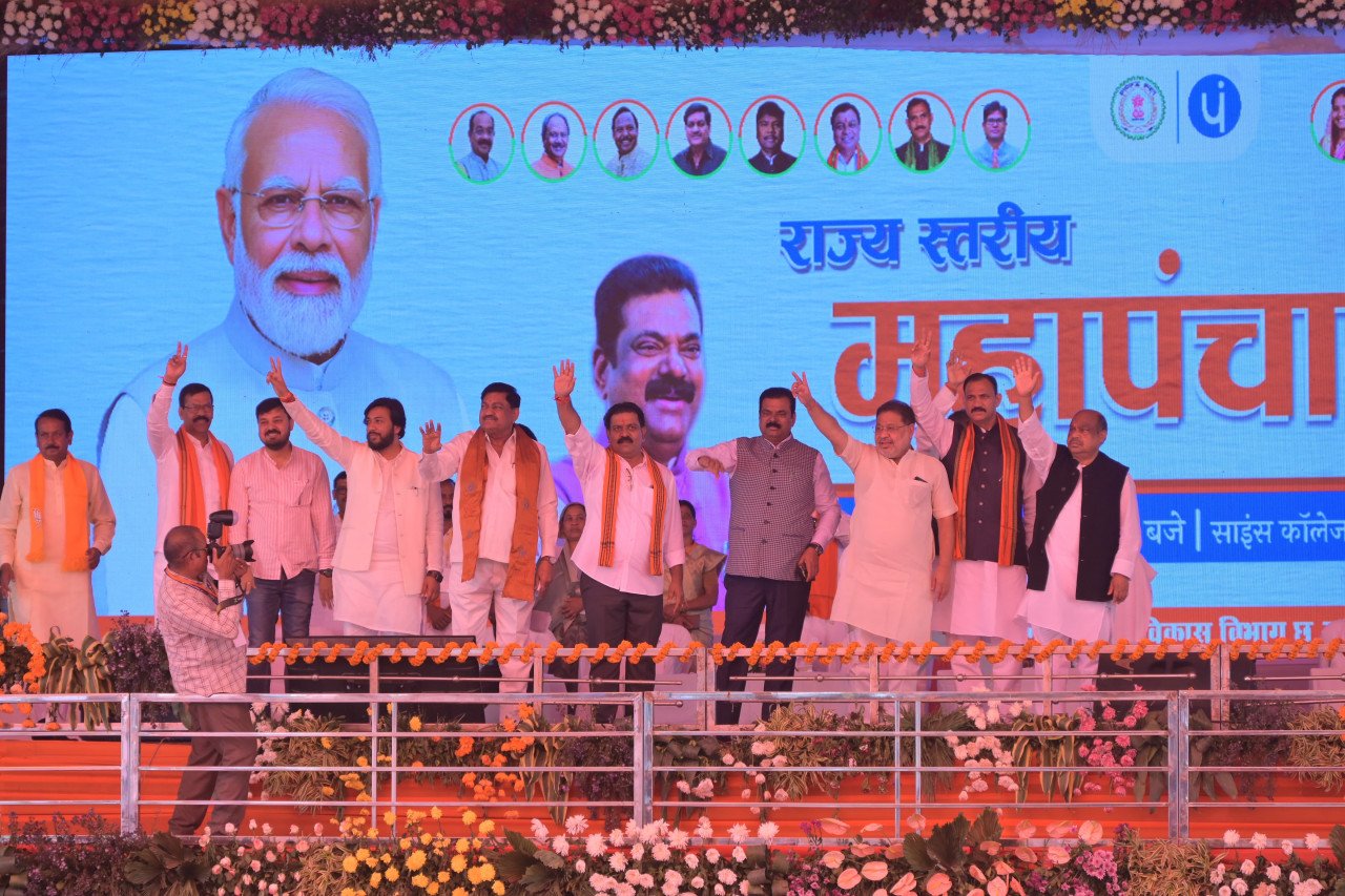 महापंचायत, पंचायत प्रतिनिधि सम्मेलन 2024 में शामिल होने साइंस कालेज ग्राउंड पहुंचे केंद्रीय पंचायती राज्य मंत्री श्री कपिल मोरेश्वर पाटिल<br> 1 1710146454 6c37ad3371632355ccd9