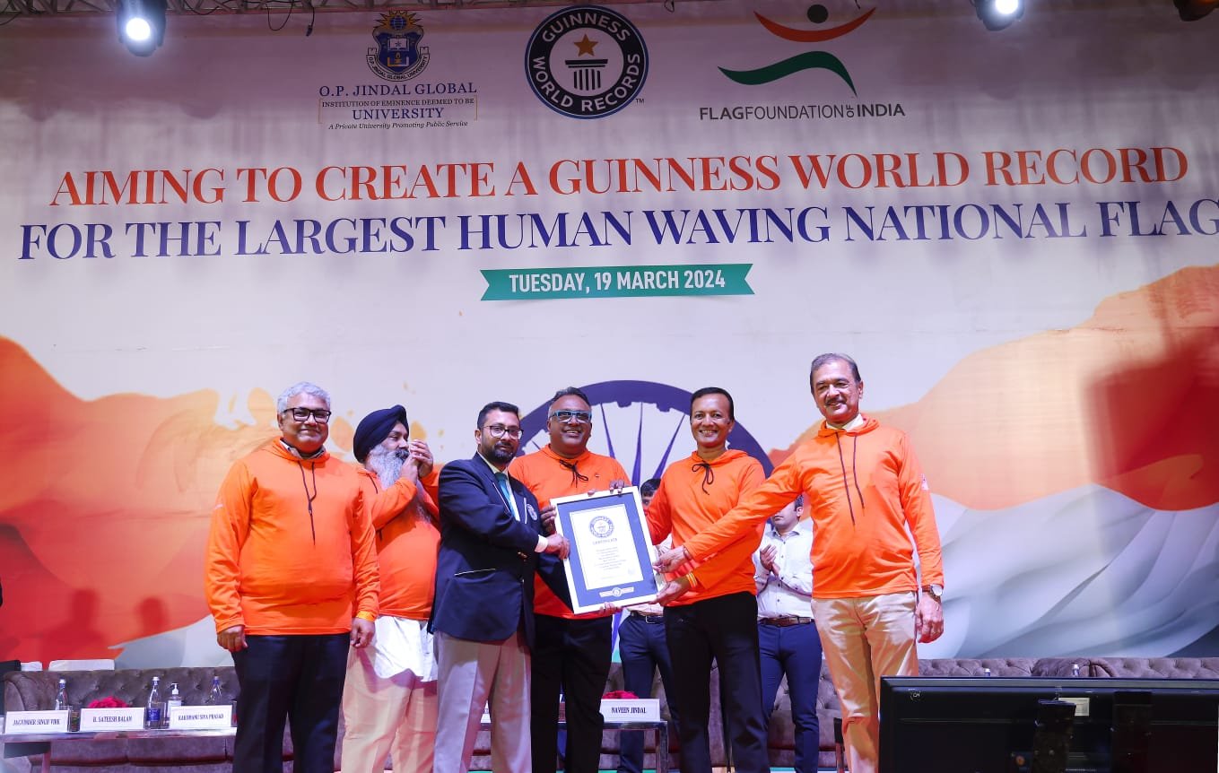 ओ.पी. जिंदल ग्लोबल यूनिवर्सिटी और फ्लैग फाउंडेशन ऑफ इंडिया ने सबसे बड़े मानव राष्ट्रीय ध्वज लहराने का नया गिनीज वर्ल्ड रिकॉर्ड बनाया 1 IMG 20240320 WA0003