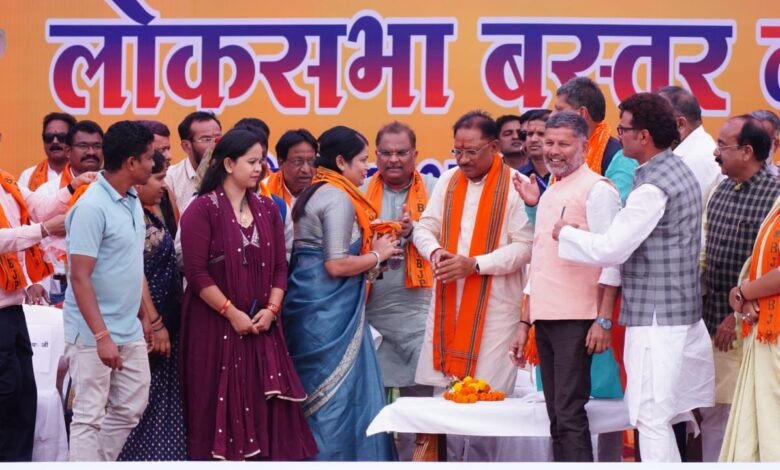 लोकसभा चुनाव से पहले बस्तर में कांग्रेस को लगा जोर का झटका, महापौर सफीरा साहू समेत 8 पार्षद बीजेपी में शामिल 1 WhatsApp Image 2024 03 27 at 15.39.46 780x470 1