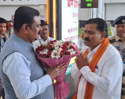 केंद्रीय राज्यमंत्री कपिल मोरेश्वर पाटिल का उपमुख्यमंत्री विजय शर्मा ने एयरपोर्ट पर किया आत्मीय स्वागत 1 image editor output image 472296404 1710137688010