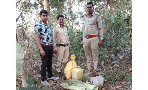 आबकारी विभाग ने बड़ी मात्रा में जप्त की कच्ची महुआ शराब एवं महुआ लाहन 1 images 19