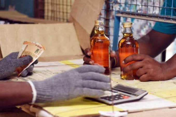 आबकारी विभाग की बड़ी कार्यवाही : ओवर रेट में शराब बेचने वाले 16 दुकानों के सुपरवाइज़र बर्खास्त 1 images 39