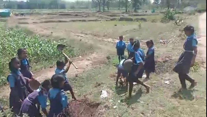 पढ़ाई की जगह मजदूरी करवाने वाला शिक्षक निलंबित, 4 शिक्षकों का रूका वेतन<br> 1 20 1