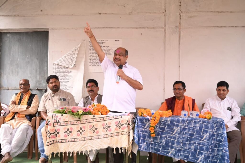 लोकसभा चुनाव के मद्देनजर महासमुंद लोकसभा के अंतिम छोर तक पहुंचे रायपुर उत्तर विधायक पुरन्दर मिश्रा 4 IMG 20240410 WA0012