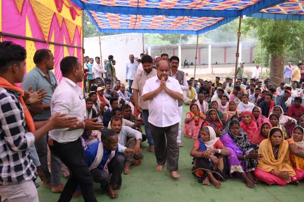 लोकसभा चुनाव के मद्देनजर महासमुंद लोकसभा के अंतिम छोर तक पहुंचे रायपुर उत्तर विधायक पुरन्दर मिश्रा 3 IMG 20240410 WA0014