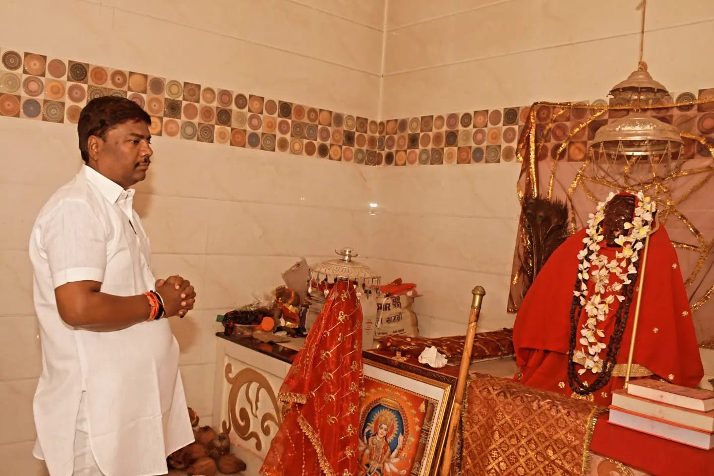 चैत्र नवरात्रि के प्रथम दिन वनमंत्री केदार कश्यप ने कुलदेवी की पूजा अर्चना, प्रदेशवासियों के लिए सुख समृद्धि की कामना 1 IMG 20240410 WA0015