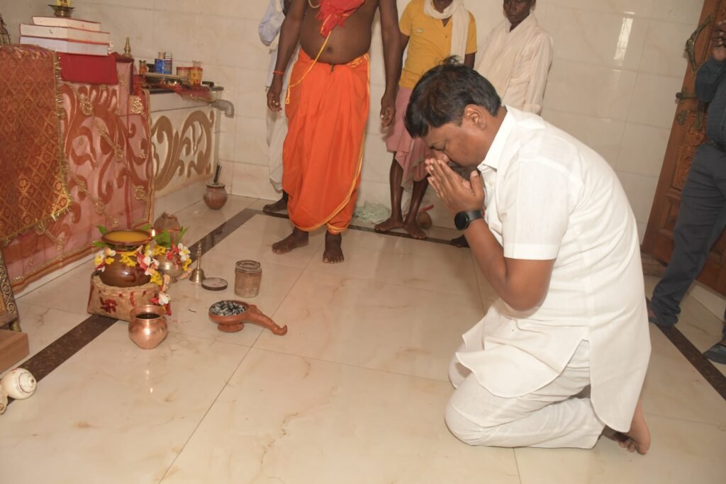 चैत्र नवरात्रि के प्रथम दिन वनमंत्री केदार कश्यप ने कुलदेवी की पूजा अर्चना, प्रदेशवासियों के लिए सुख समृद्धि की कामना 4 IMG 20240410 WA0019