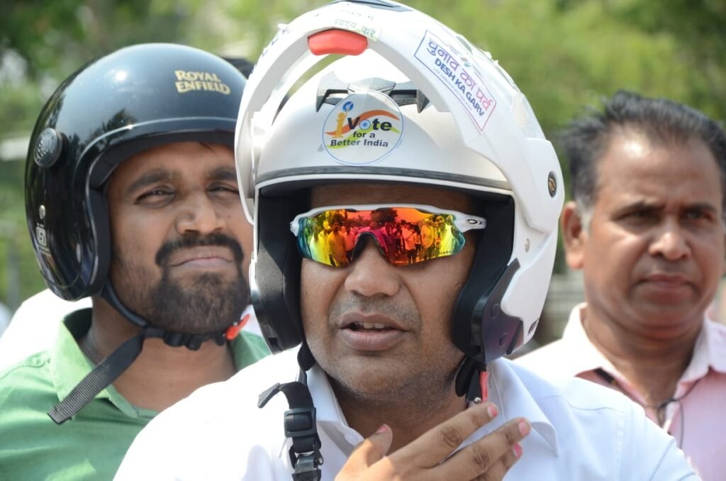 मतदाता जागरूकता के हेलमेट स्टीकर का मुख्य निर्वाचन पदाधिकारी ने किया विमोचन 1 IMG 20240410 WA0039 1024x678 1