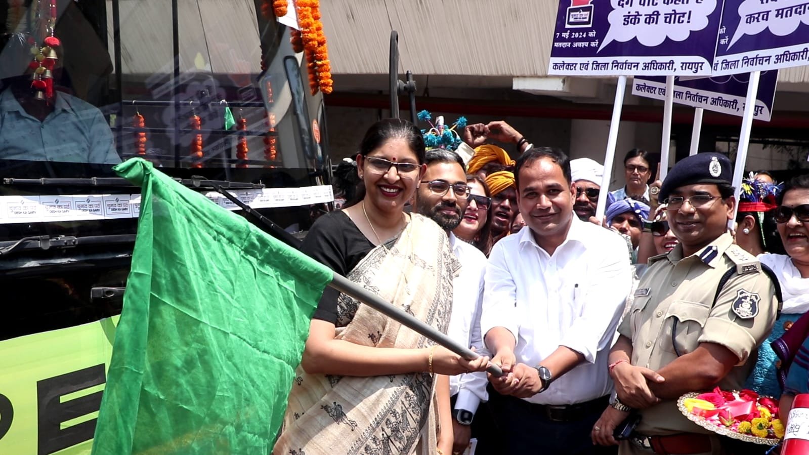 लोकसभा निर्वाचन-2024 : शहरी क्षेत्रों में मतदान प्रतिशत बढ़ाने के लिए मतदाताओं को करें जागरूक: रीना बाबासाहेब कंगाले 1 IMG 20240410 WA0060