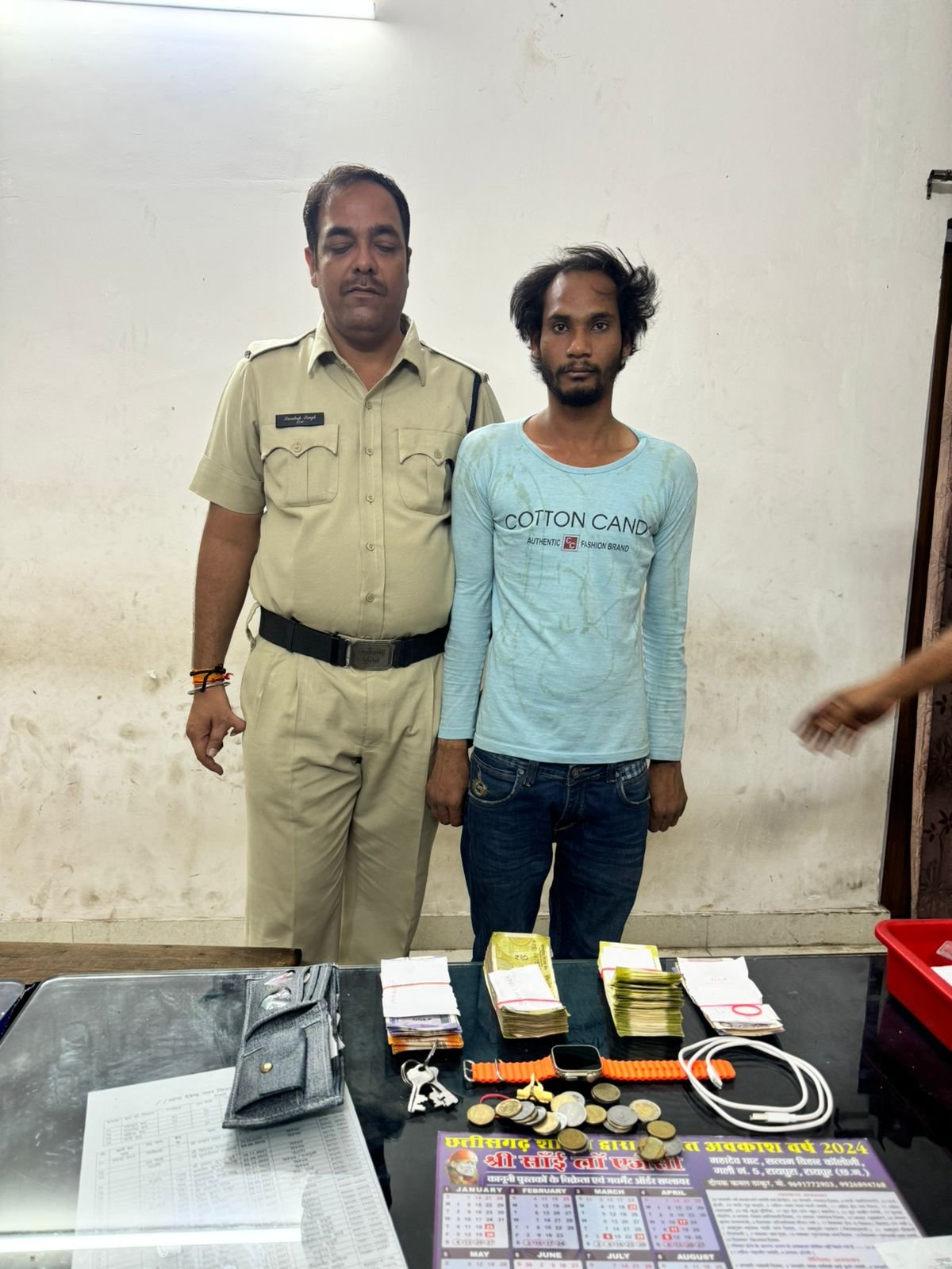 पगारिया कॉम्पलेक्स स्थित 01 दर्जन दुकानों के ताले तोड़कर चोरी करने वाला आदतन चोर ईजहान खान गिरफ्तार 1 IMG 20240411 WA0029