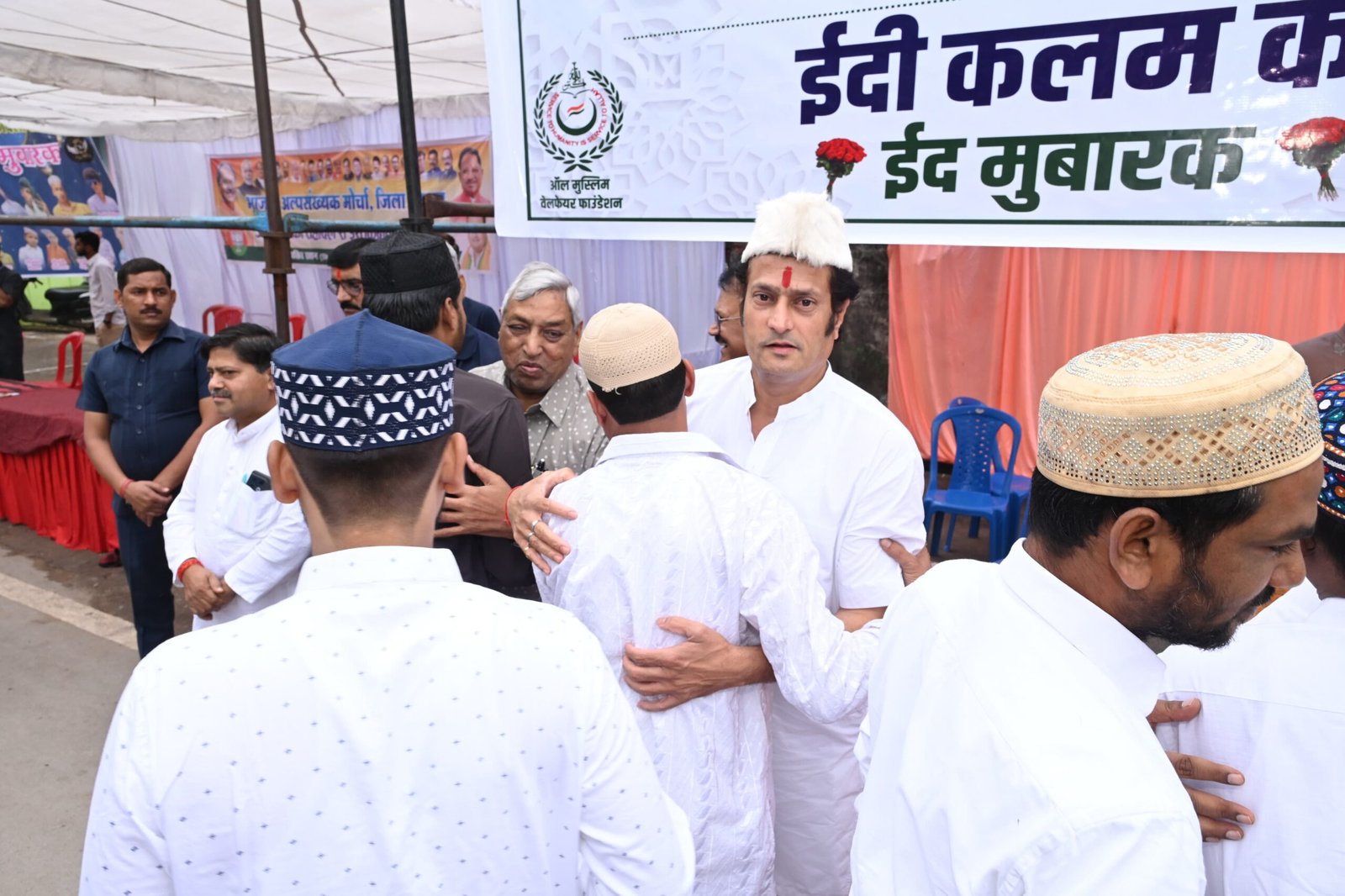 <br>ईद की सुबह-सुबह रायपुर ईदगाह पहुँचे रायपुर लोकसभा प्रत्याशी विकास उपाध्याय नमाजियों से मिलकर दी ईद की शुभकामनाएं 1 IMG 20240411 WA0034 scaled