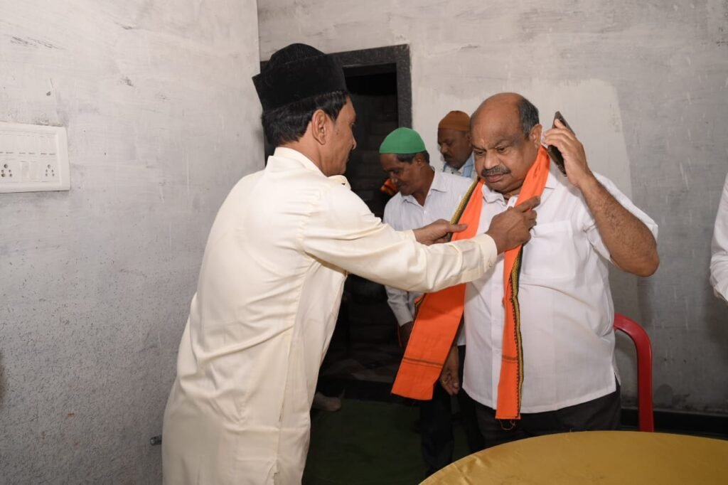 ईद-उल-फितर में सम्मिलित हुए रायपुर उत्तर विधायक पुरन्दर मिश्रा 5 IMG 20240412 WA0022