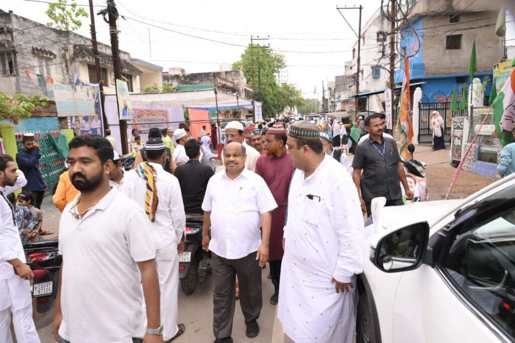 ईद-उल-फितर में सम्मिलित हुए रायपुर उत्तर विधायक पुरन्दर मिश्रा 3 IMG 20240412 WA0023