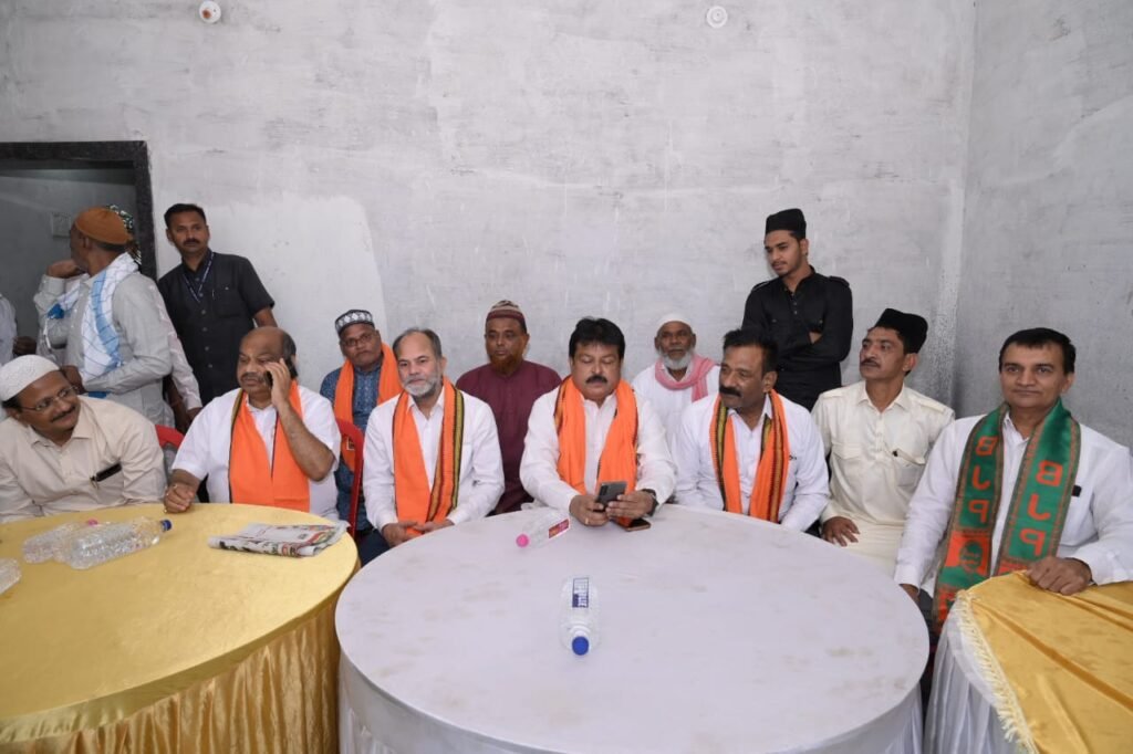 ईद-उल-फितर में सम्मिलित हुए रायपुर उत्तर विधायक पुरन्दर मिश्रा 2 IMG 20240412 WA0024