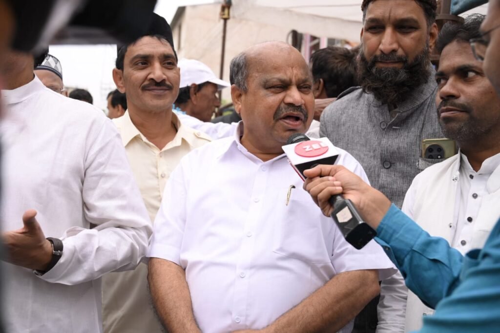 ईद-उल-फितर में सम्मिलित हुए रायपुर उत्तर विधायक पुरन्दर मिश्रा 4 IMG 20240412 WA0025