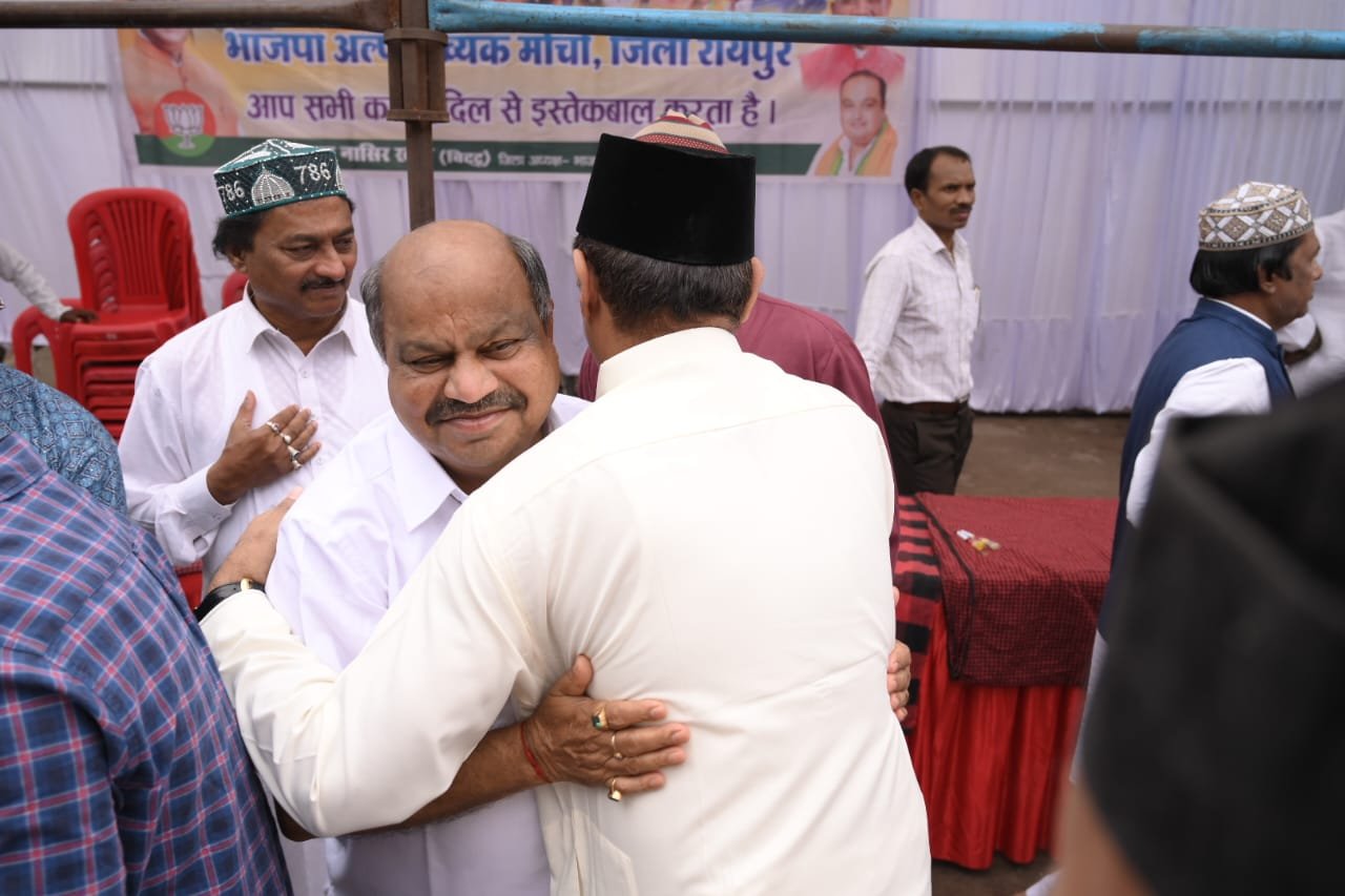 ईद-उल-फितर में सम्मिलित हुए रायपुर उत्तर विधायक पुरन्दर मिश्रा 1 IMG 20240412 WA0026