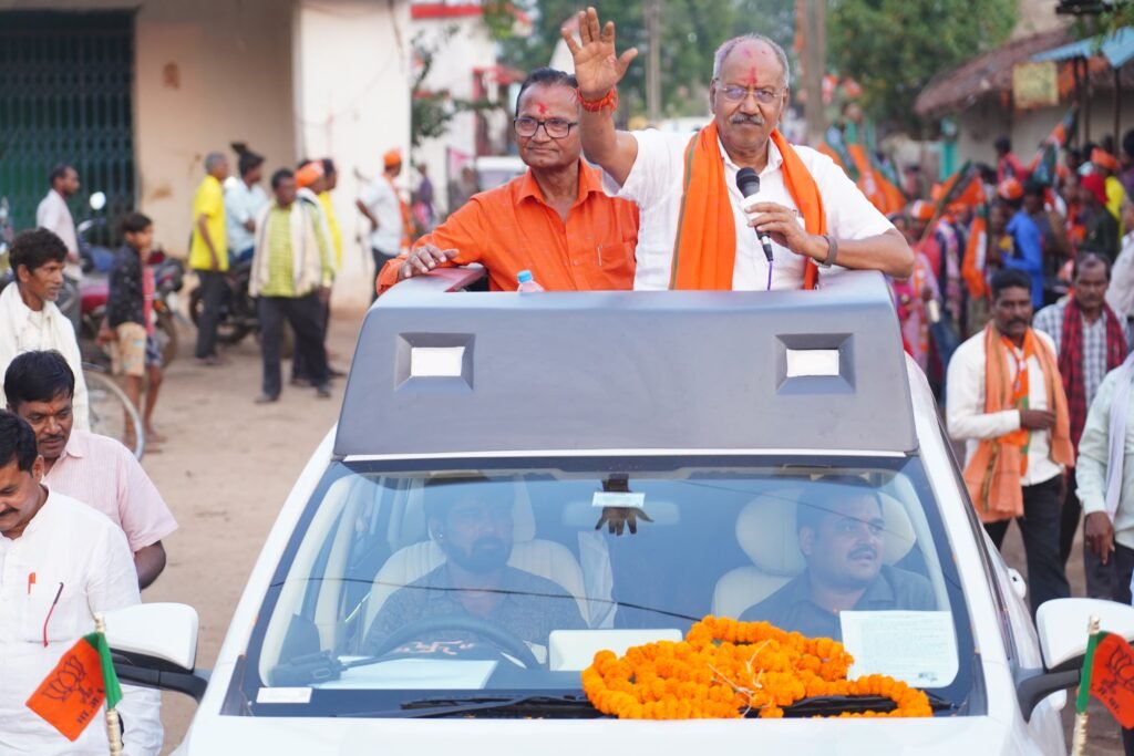 रायपुर लोकसभा से भाजपा प्रत्याशी बृजमोहन अग्रवाल का जनसंपर्क अभियान : धरसींवा विधानसभा क्षेत्र के विधानसभा मंडल और खरोरा मंडल में जनसंपर्क कर पार्टी के लिए मांगे वोट 3 IMG 20240426 WA0003
