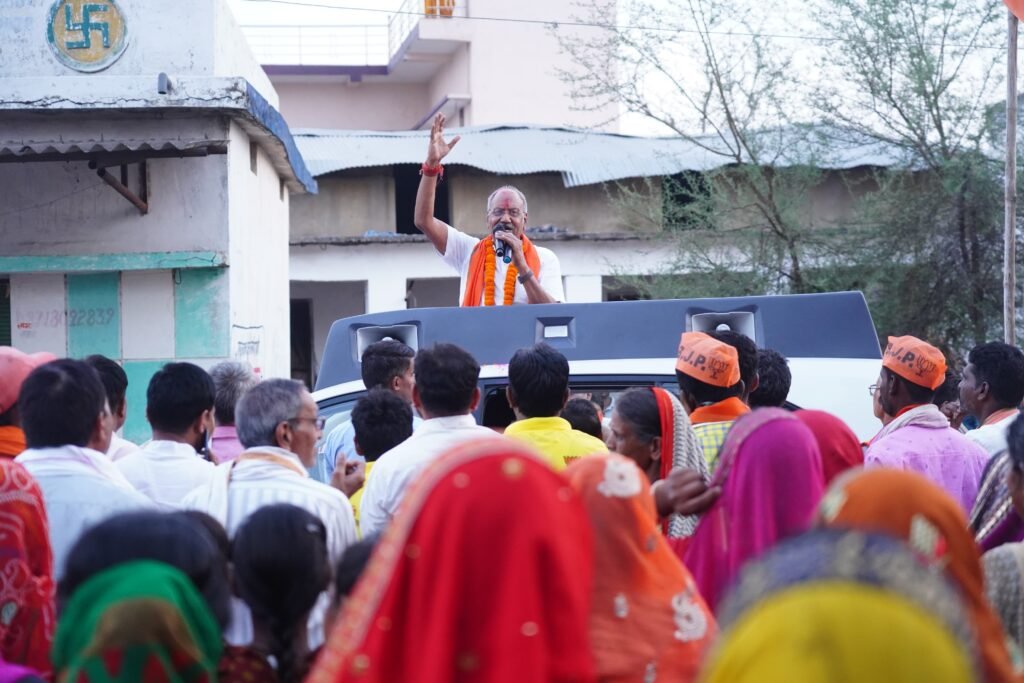 रायपुर लोकसभा से भाजपा प्रत्याशी बृजमोहन अग्रवाल का जनसंपर्क अभियान : धरसींवा विधानसभा क्षेत्र के विधानसभा मंडल और खरोरा मंडल में जनसंपर्क कर पार्टी के लिए मांगे वोट 4 IMG 20240426 WA0004