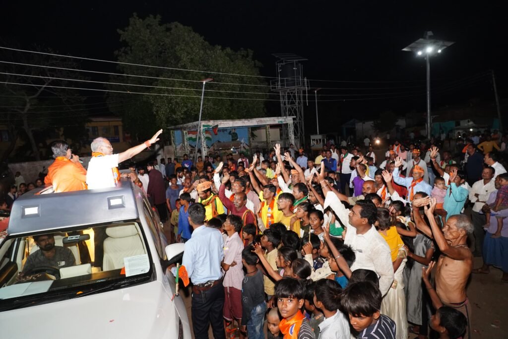 रायपुर लोकसभा से भाजपा प्रत्याशी बृजमोहन अग्रवाल का जनसंपर्क अभियान : धरसींवा विधानसभा क्षेत्र के विधानसभा मंडल और खरोरा मंडल में जनसंपर्क कर पार्टी के लिए मांगे वोट 2 IMG 20240426 WA0008