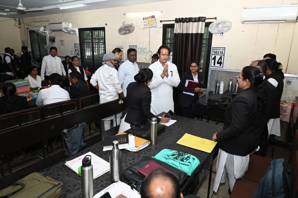 रायपुर लोकसभा प्रत्याशी विकास उपाध्याय ने कोर्ट परिसर में वकीलों से की मुलाकात, कहा - काँग्रेस न्यायपालिका की स्वतंत्रता को दृढ़ता से बरकरार रखेगी 3 IMG 20240427 WA0006