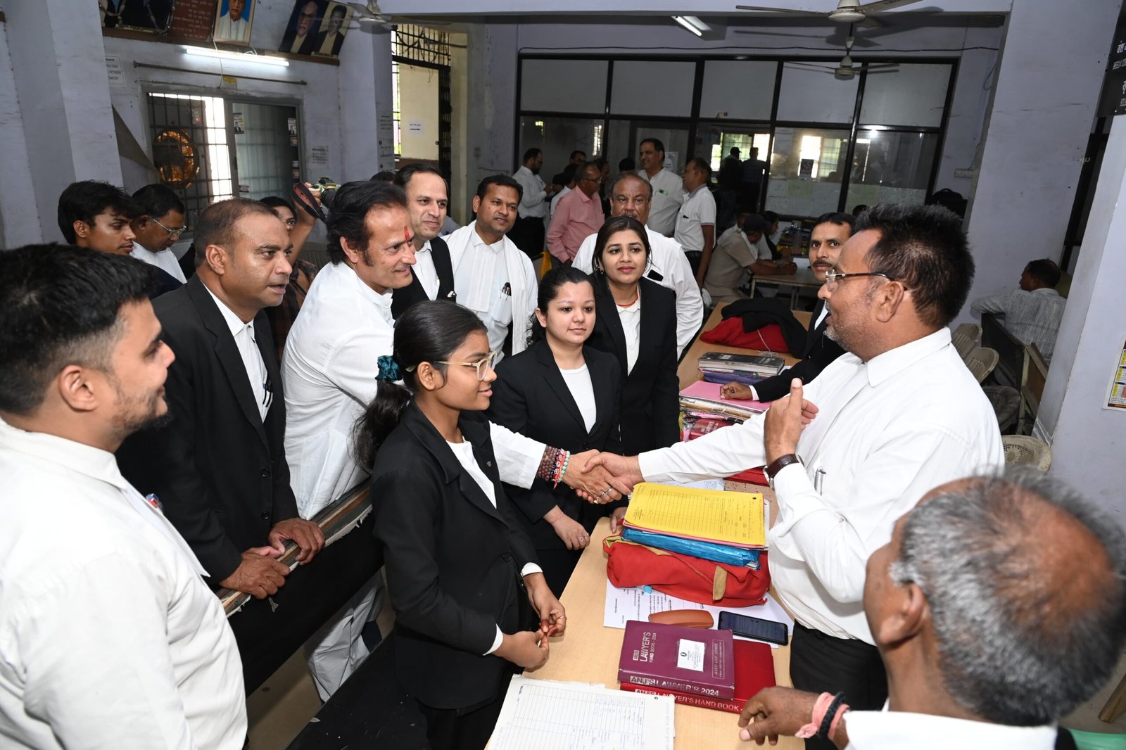 रायपुर लोकसभा प्रत्याशी विकास उपाध्याय ने कोर्ट परिसर में वकीलों से की मुलाकात, कहा - काँग्रेस न्यायपालिका की स्वतंत्रता को दृढ़ता से बरकरार रखेगी 1 IMG 20240427 WA0010 scaled
