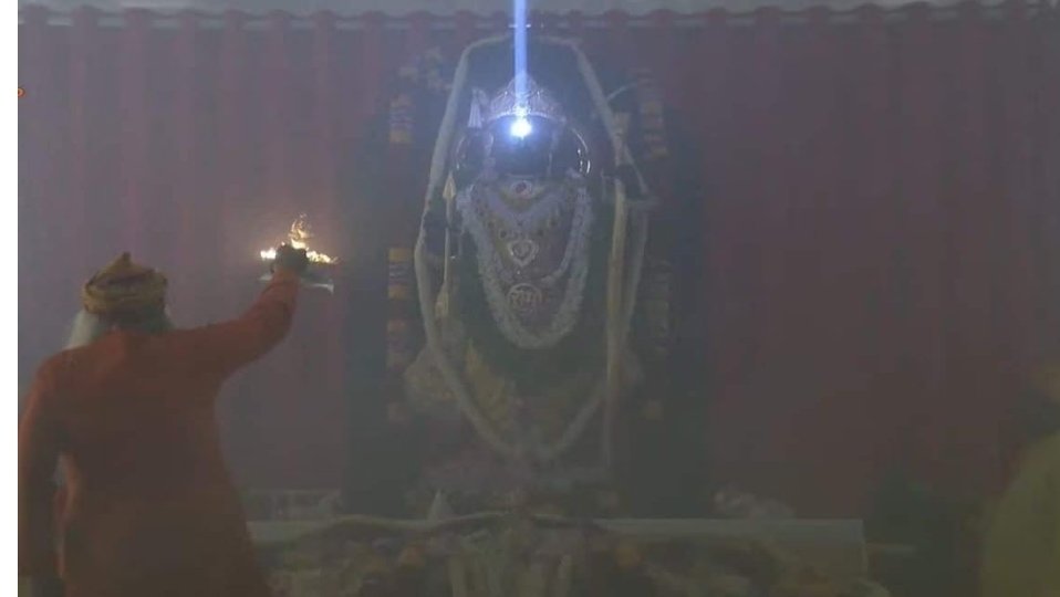 रामलला का हुआ सूर्य तिलक : मस्तक पर चमकती रही सूरज की रोशनी, देखें अद्भुत नजारा 1 image editor output image 1749852370 1713337228997