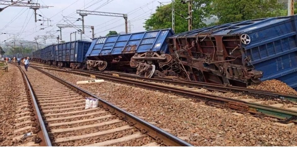 CG : जगदलपुर से 140 किमी दूर पलटी मालगाड़ी, छह डिब्बे पटरी से उतरे 1 image editor output image146176279 1714100934737