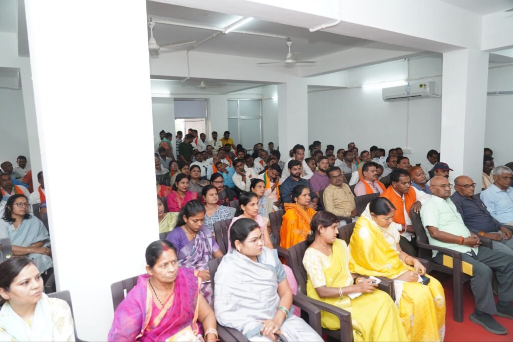 बृजमोहन अग्रवाल ने कार्यकर्ताओं को चुनाव तैयारी में तेजी लाने के निर्देश दिए 2 img 20240410 wa00307810442481542581275