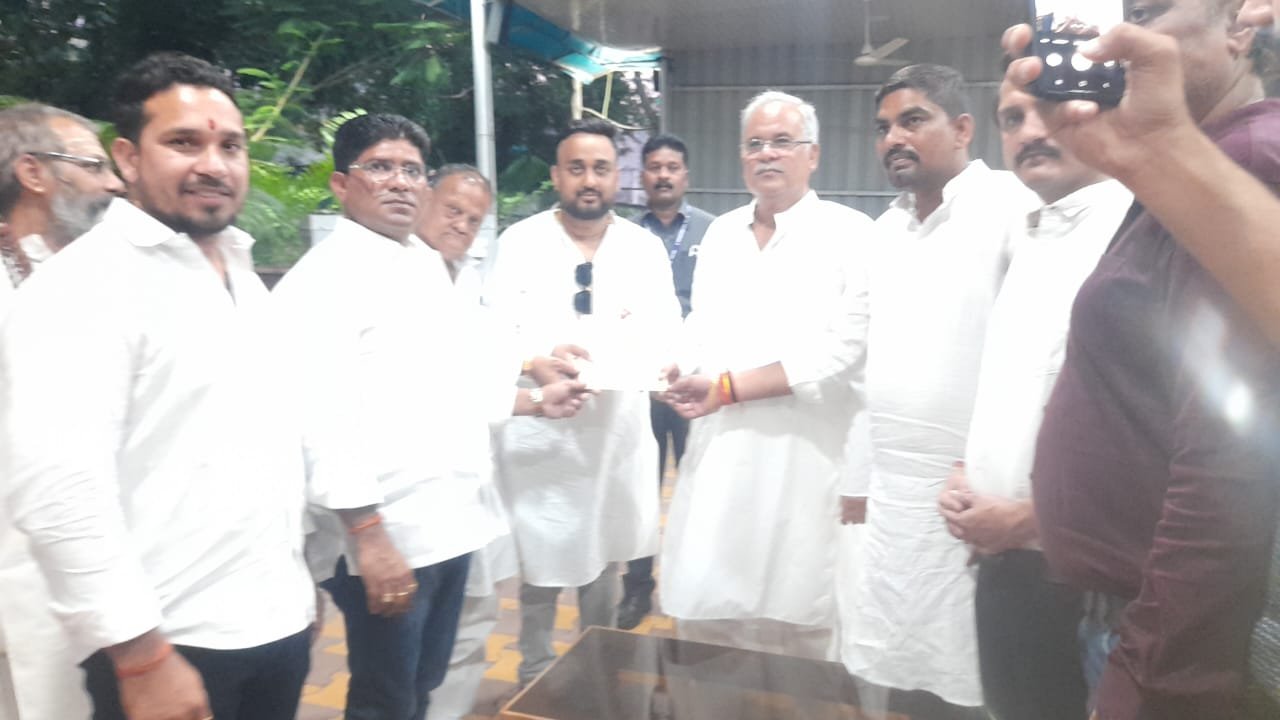 अमलेश्वर में शिवमहापुराण कथा 26 से : आयोजको ने भिलाई -3 स्तिथ निवास स्थान पहुंच पूर्व सीएम भूपेश बघेल को किया आमंत्रित, श्री बघेल ने भक्तिमय आयोजन के लिए दी शुभकामनाएं एवं कथा स्थल आने का भरोसा दिलाया 1 IMG 20240523 WA0031