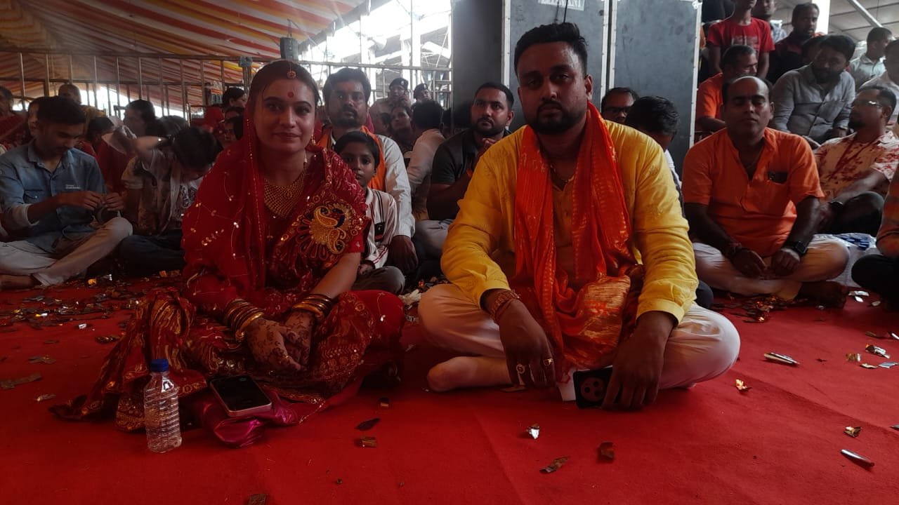 शिव महापुराण श्रवण करने आये तो पूर्ण समर्पण के साथ आये, आधा - अधूरा समर्पण कोई काम नहीं - प्रदीप मिश्रा 1 IMG 20240527 WA0033