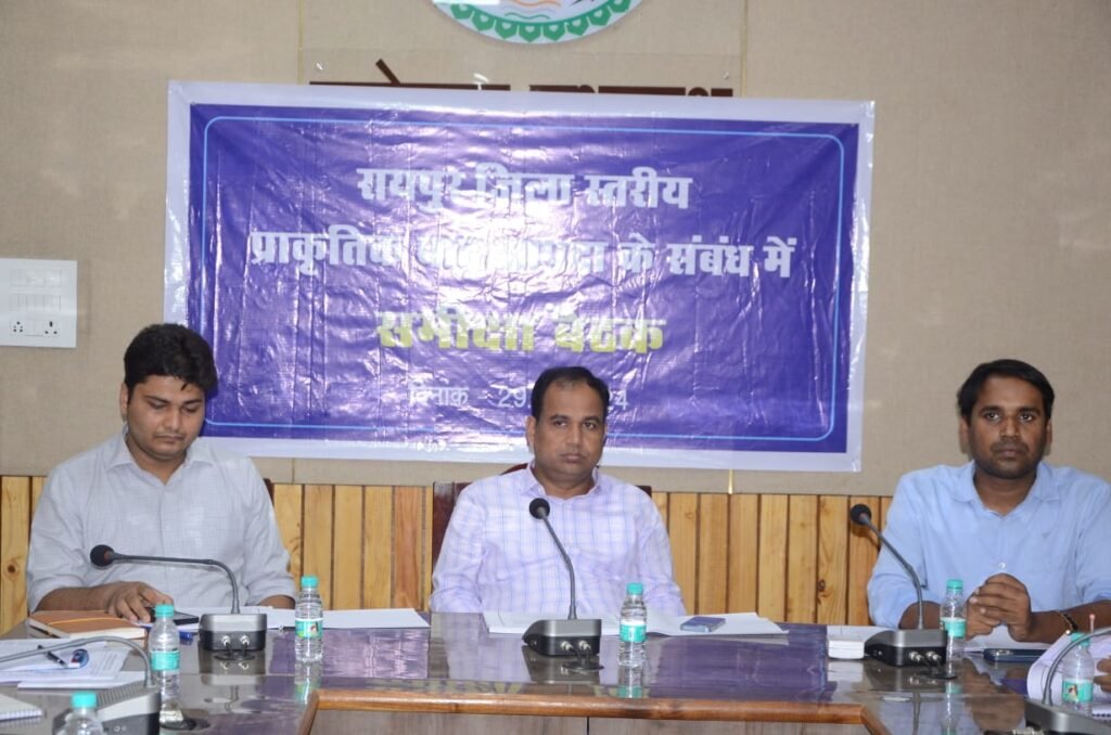 गौरव सिंह ने बाढ़ से बचाव के लिए की तैयारियों की समीक्षा बैठक, कहा - ग्रामीण युवाओं को करें बाढ़ जैसे आपदा का सामना करने प्रशिक्षित 1 IMG 20240530 WA0037 1024x678 1