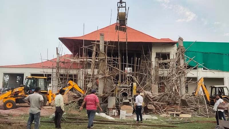 दुर्ग : निर्माणाधीन क्लब हाउस में ढलाई के दौरान स्ट्रक्चर गिरने से मची अफरा-तफरी, 13 मजदूर घायल 1 bhavan malba