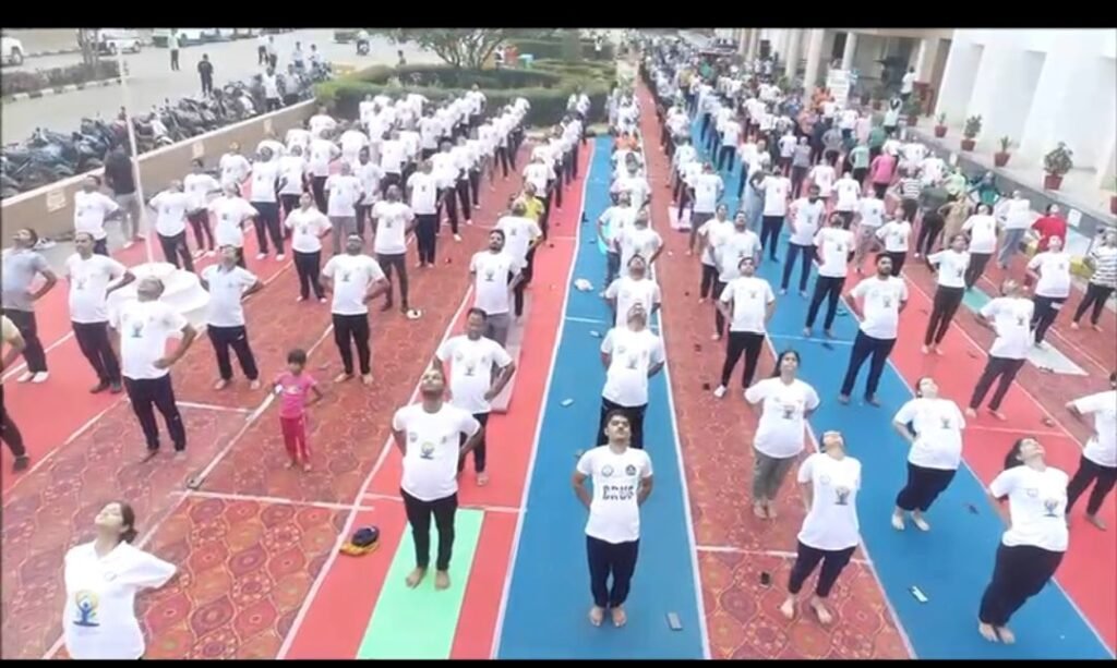 रायपुर एम्स के योगोत्सव 2024 में चिकित्सकों पुलिस अधिकारियों ने सीखे योग आसन 2 img 20240519 wa00145453056597324475141