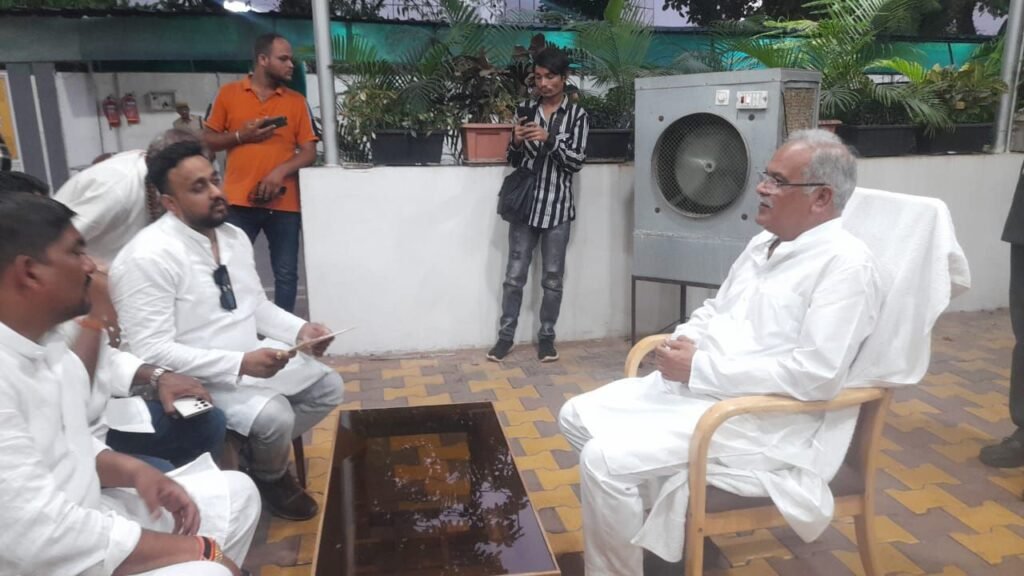 अमलेश्वर में शिवमहापुराण कथा 26 से : आयोजको ने भिलाई -3 स्तिथ निवास स्थान पहुंच पूर्व सीएम भूपेश बघेल को किया आमंत्रित, श्री बघेल ने भक्तिमय आयोजन के लिए दी शुभकामनाएं एवं कथा स्थल आने का भरोसा दिलाया 3 img 20240523 wa00297281537488743899627