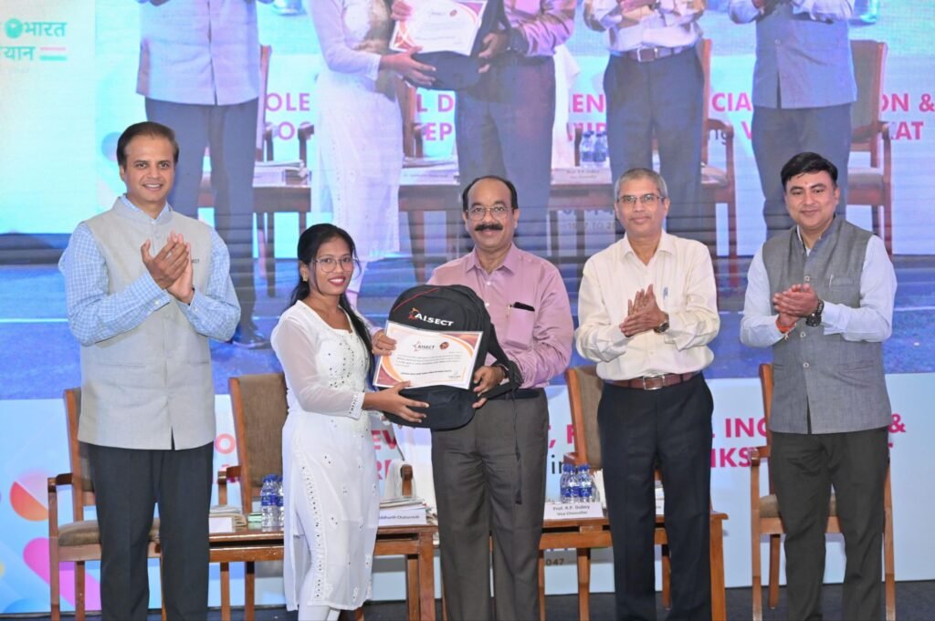 पीएम मोदी ने 10 सालों में भारत को बनाया डिजिटल इंडिया, 34 लाख करोड़ रुपए का हुआ डिजिटल ट्रांसफर : उपमुख्यमंत्री साव 2 img 20240526 wa00206743488810565816346