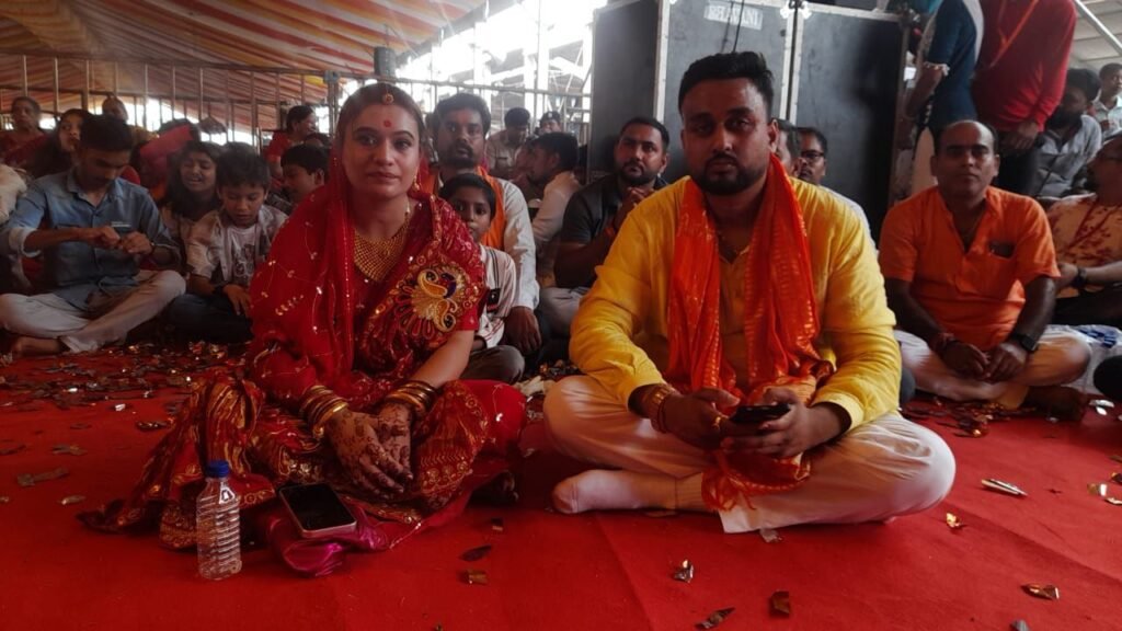 शिव महापुराण श्रवण करने आये तो पूर्ण समर्पण के साथ आये, आधा - अधूरा समर्पण कोई काम नहीं - प्रदीप मिश्रा 3 img 20240527 wa00322888689085001557552