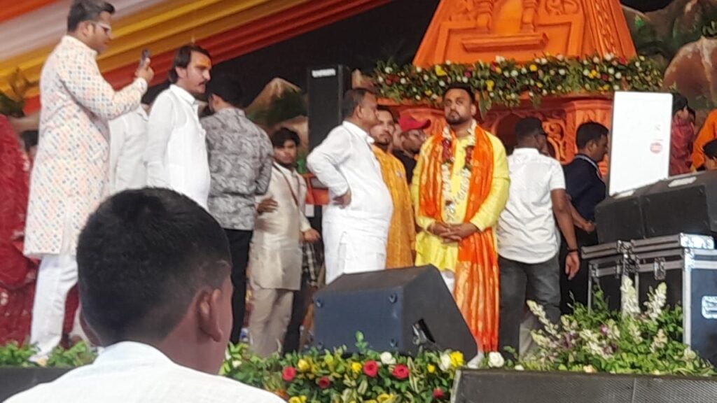 शिव महापुराण श्रवण करने आये तो पूर्ण समर्पण के साथ आये, आधा - अधूरा समर्पण कोई काम नहीं - प्रदीप मिश्रा 2 img 20240527 wa00356301681875486269982